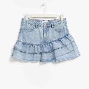  jeanskjol med volanger - Supersöt ljusblå jeanskjol med två lager volanger från Gina tricot. Använd lite men i väldigt bra skick till vådligt bra pris. Storlek 36.