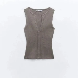 Beige ribbad linnetopp från Zara - Intressekoll på denna topp från Zara. Storlek L men passar mig som oftast har xs. Skriv för fler bilder!💕