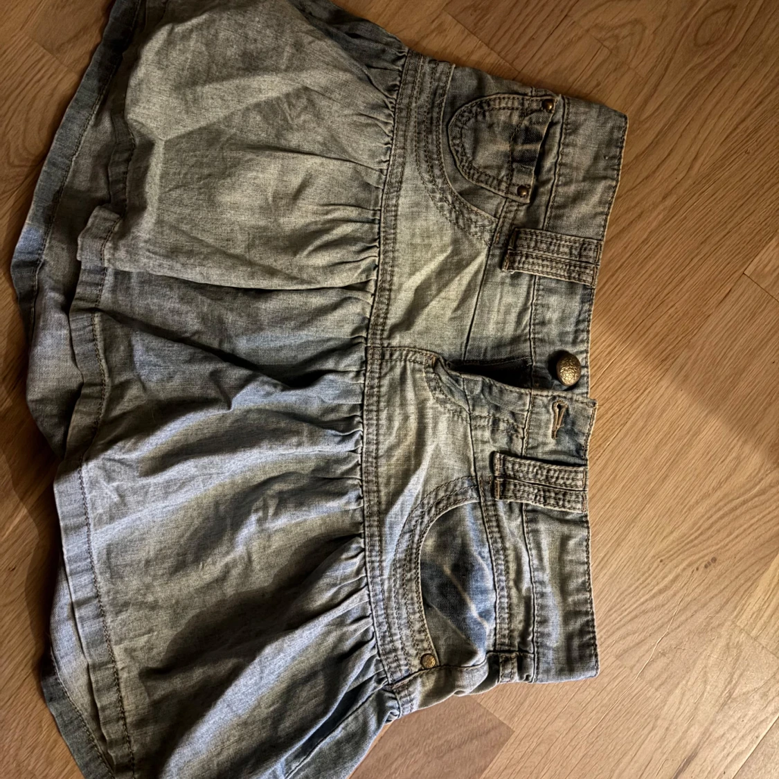 Låg midjad volang kjol