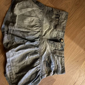 Låg midjad volang kjol - Köpt second hand för 500kr , aldrig andvända, midjemått tvärs över ör 39cm, vid snapp köp så kan pris diskuteras 