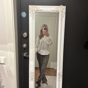 Vit v-ringad blus - vit blusmed v-ringning och långa ballong ärmar från bubbleroom storlek XS! Materialet är satin liknande 