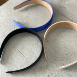 3-pack breda diadem i olika färger - Säljer tre breda diadem i svart, vitt och blått. De har en enkel och stilren design med matt yta och är perfekta för att hålla håret på plats. Passar till många olika looks och är bekväma att bära hela dagen. 28kr för alla, pris kan diskuteras❤️