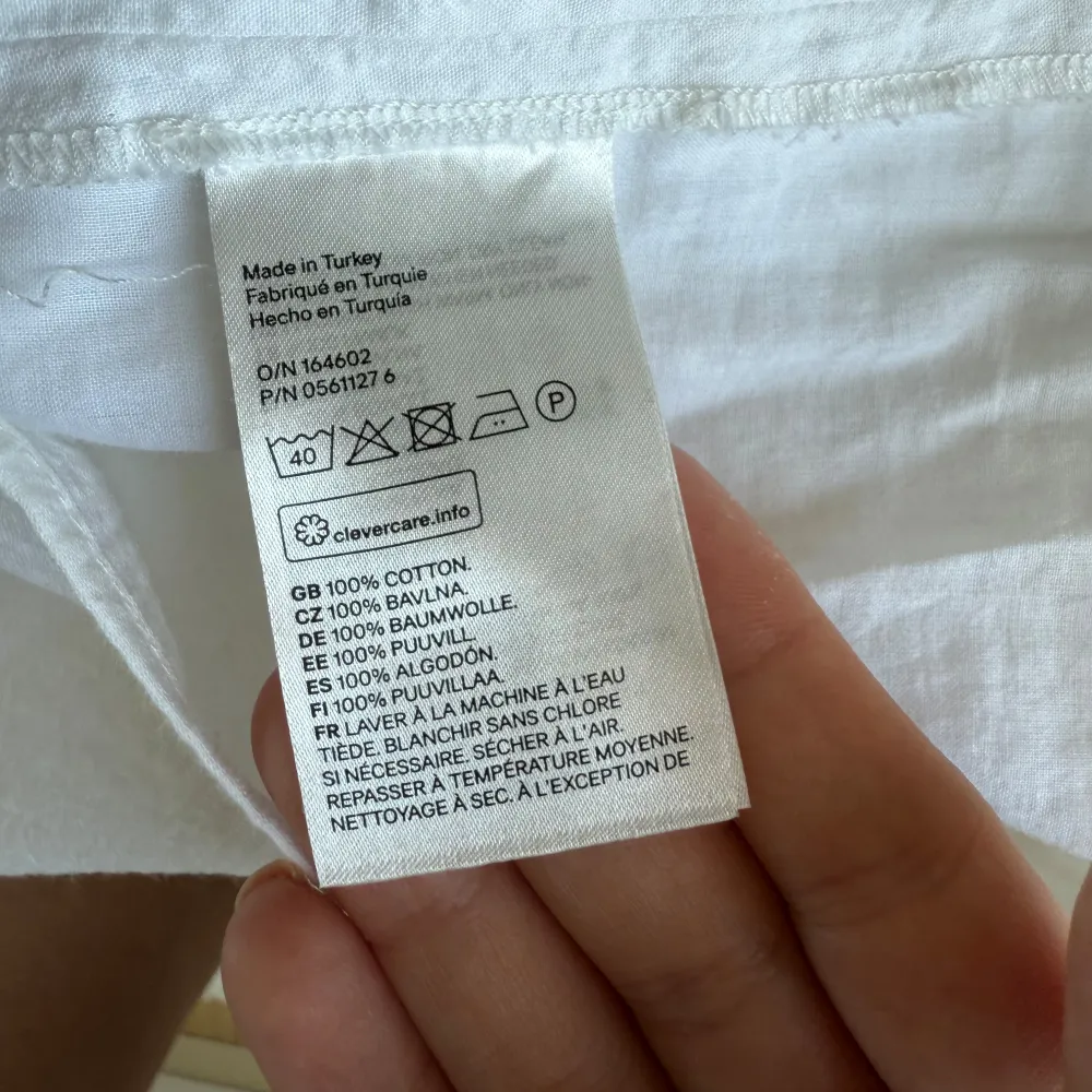 Säljer en vit kortklänning med offshoulder och stor volangdetalj över axlarna. Klänningen har en figurnära passform och dragkedja i sidan som har gått sönder i sömmarna, men väldigt lätt att sy. Perfekt för studenten eller sommarens tillfällen när du vill sticka ut lite extra.. Mekot.