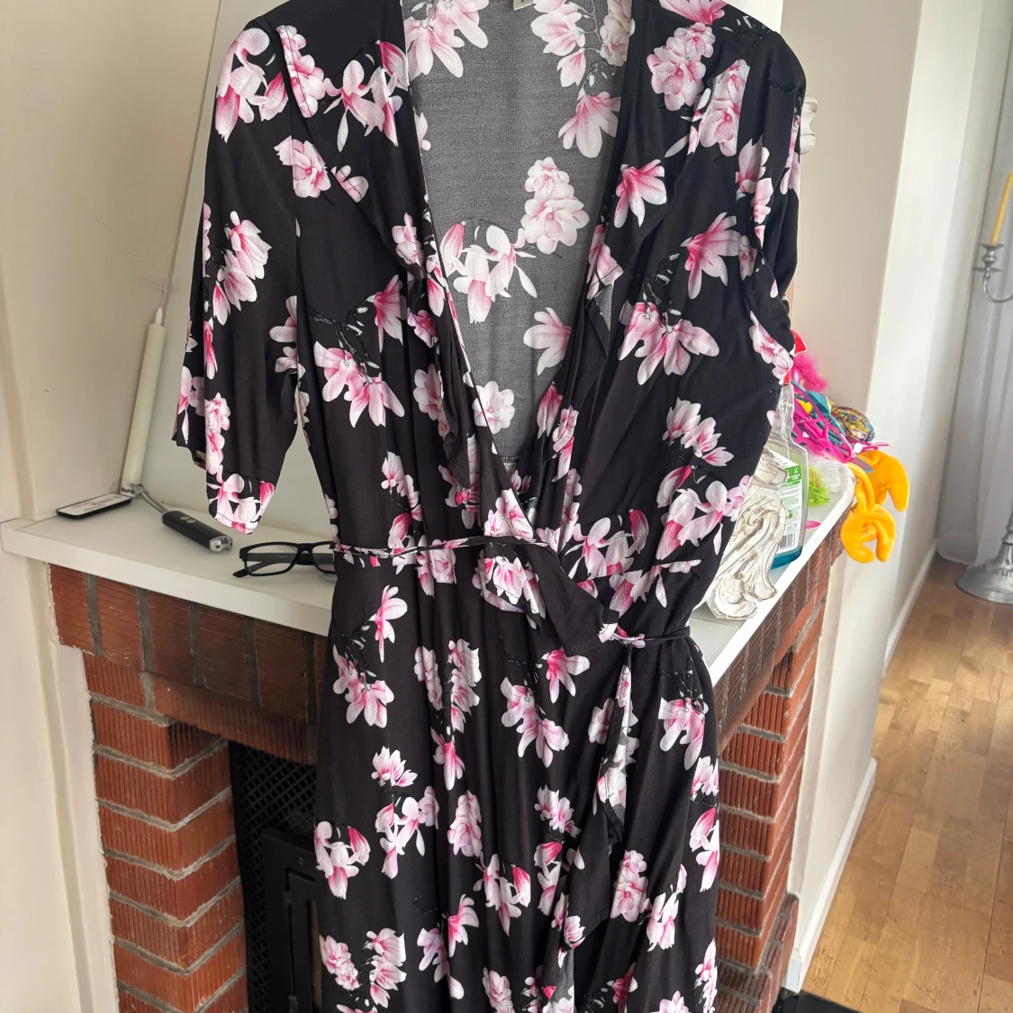 Svart blommig omlottklänning med bälte