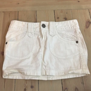 Vit jeanskjol med fickor - Snygg vit jeanskjol med stora framfickor, bälteshällor och knappstängning framtill. Kjolen har även bakfickor med dragkedja 💘💕