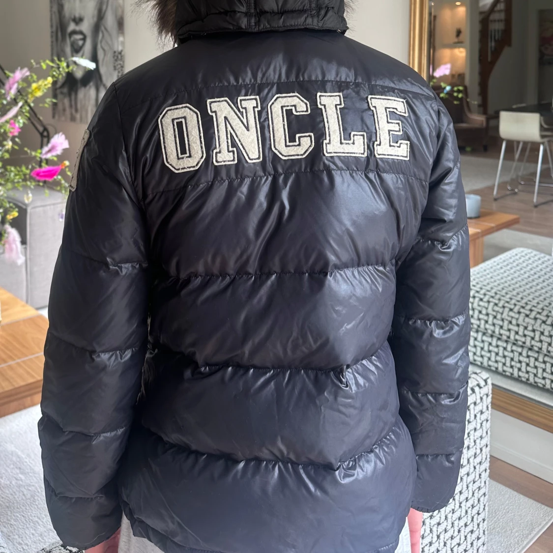 Svart dunjacka med pälsdetalj från Moncler - 1