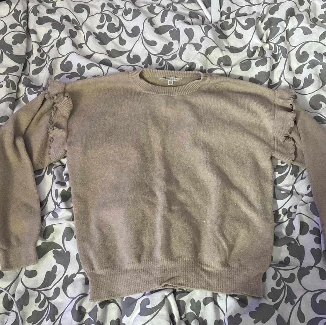 Beige stickad tröja med volang från SAMSA Young