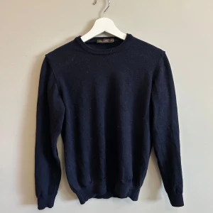 Oscar Jacobson tröja, S - Säljer nu min mörkblåa tröja från Oscar Jacobson i mjuk merinoull. Fint skick, inga hål eller slitage på tröjan. Väldigt enkel och snygg tröja som passar till allt. Storlek S. Köptes för 1399kr på volt för nån månad sen (se kvitto), säljes då den blev lite för liten på mig (är 185cm). Mer bilder kan absolut lösas samt pris är diskuterbart.                                                                 Mvh Alvin