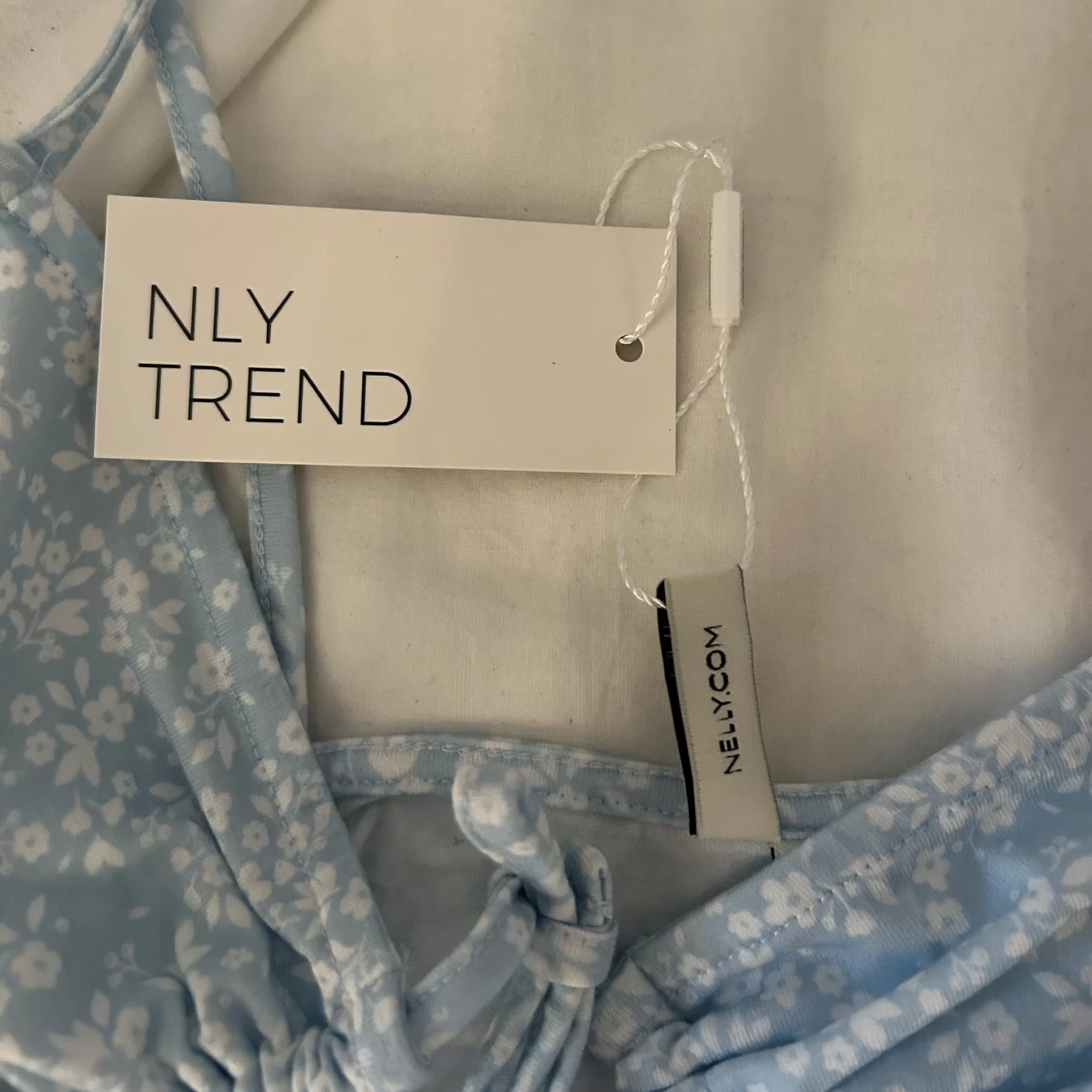 Ljusblå blommig linnetopp från NLY Trend - 2