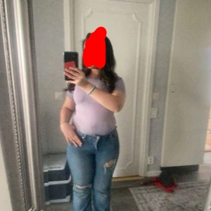 Ljuslila topp från New yorker  - Säljer en ljuslila topp från New yorker i mjukt material. Toppen har korta ärmar och en rund halsringning. Den är också jätte skön🩷