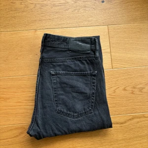 Svarta Jack&Jones jeans - Snygga och svarta Jack&Jones jeans. Storlek w30 L32. Bra skick