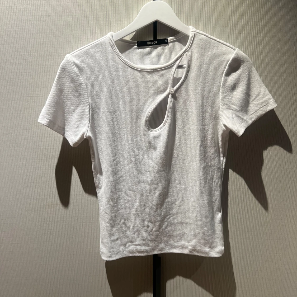 Vit ribbad topp med cut-out från BikBok