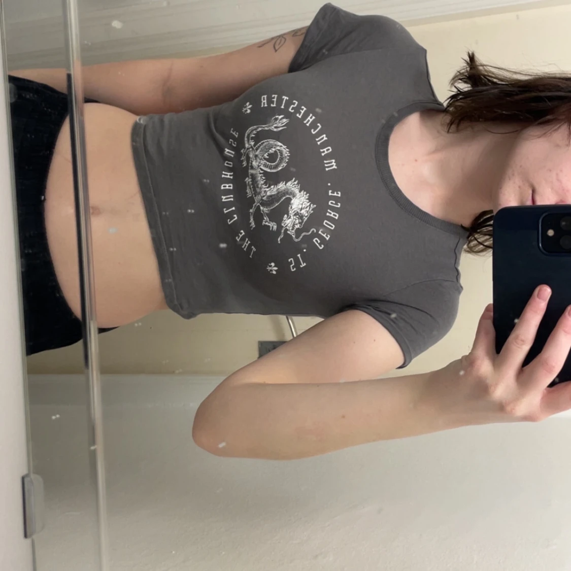 Grå croppad t-shirt med tryck från H&M Divided