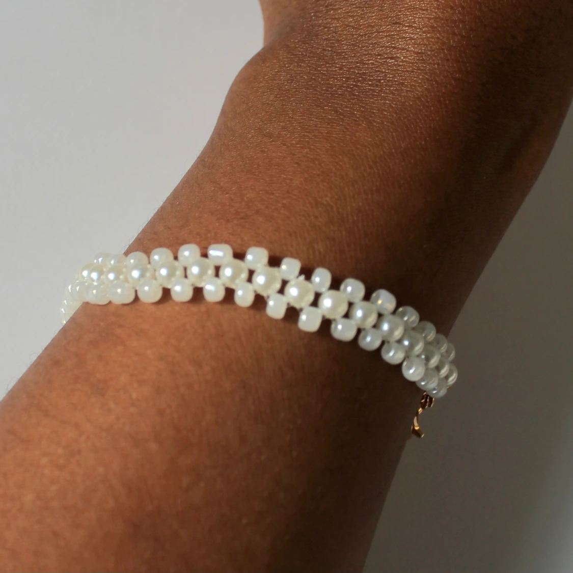 Pärlarmband med guldfärgat spänne - 2