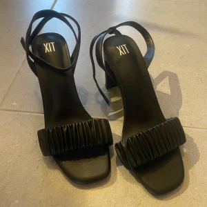 Klackskor  - Säljer nu dessa fina klackskor ifrån din sko🌸endast använda en gång på balen. Storlek 40, nypris 550kr💕