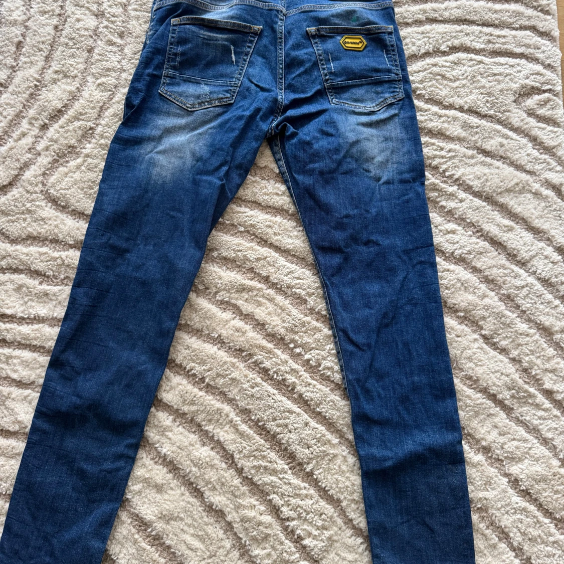 Blå distressed jeans från Off-White - 1