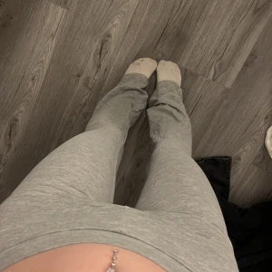 Gråa yogapants - Säljer ett par grå mjukisbyxor med utsvängda ben. Byxorna är i mjukt material och har en bekväm passform som sitter tight upptill och blir vidare nertill. Perfekta för en avslappnad stil. jag är 156 å de är lite för långa för mig🩷