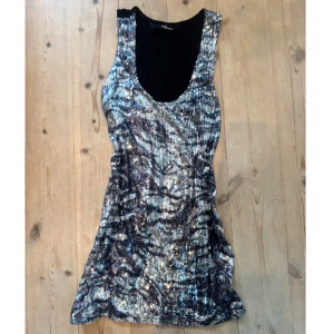 Glittrig fest topp - Passar S men är lite större i storleken så tror även M funkar. Kom privat för mer💗. 