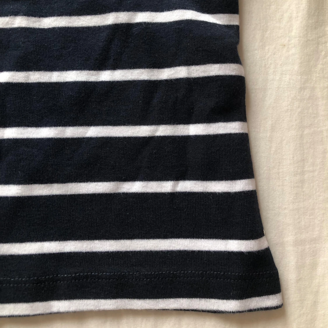 Navy-vitrandig t-shirt från Tommy Hilfiger - 2