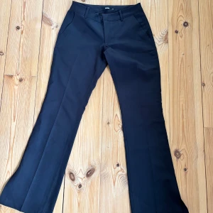 Low waist kostymbyxor  - Svarta kostymbyxor med slits från BikBok i storlek 36💕