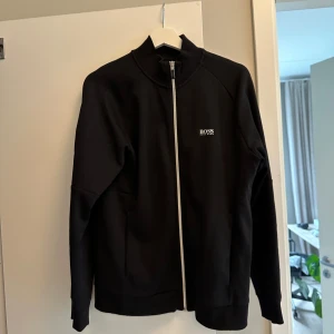 Svart kofta Hugo boss  - Säljer min Hugo boss kofta. Storlek S. Bra skick inte använt så ofta då den är för liten. 