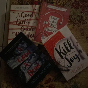 A Good Girl's Guide to Murder - En spännande deckare på engelska av Holly Jackson. Omslaget är vitt med röda trådar och svarta och röda bokstäver. Perfekt för dig som gillar mysterier och ungdomsböcker.