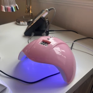 Rosa UV-lampa för naglar med timer - .