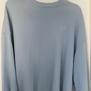 Ljusblå sweatshirt från Levi's - Säljer en ljusblå sweatshirt från levis Storlek S
