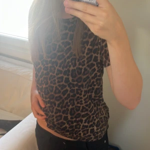 Leopardmönstrad brun topp - Säljer en tunn leopard T-shirt, aldrig använd dock utan prislapp. Perfekt för en varm dag eller trendig look!❤️