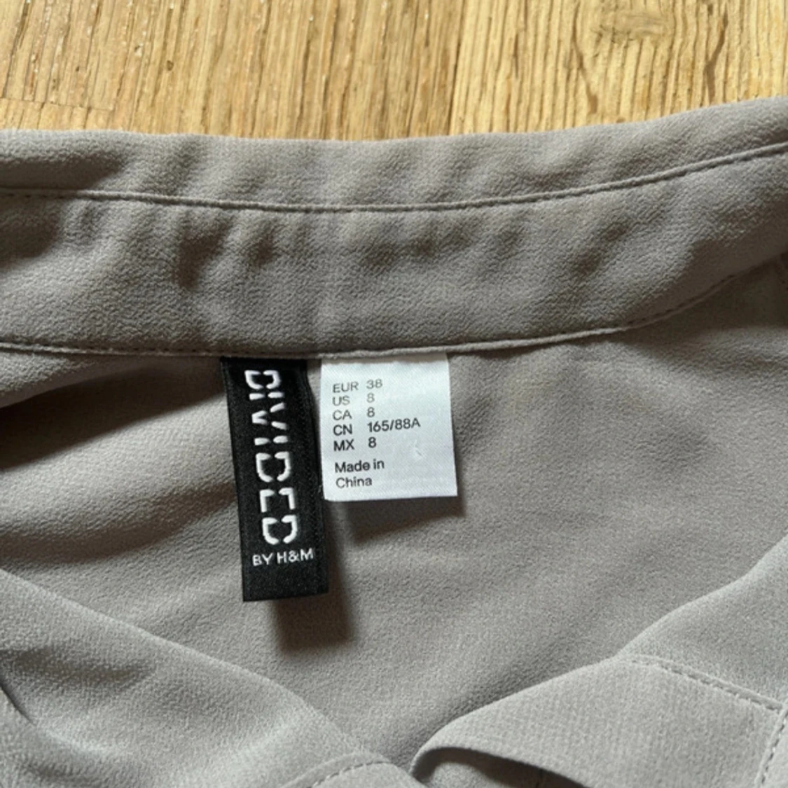Grå blus med pärldetaljer från H&M - 2
