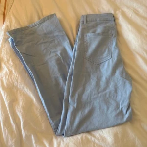 Ljusblå bootcut jeans - Säljer ett par ljusblå jeans med bootcut passform och klassiska fem fickor. Byxorna har normal midja och är gjorda i mjuk bomull med lite stretch. Perfekta för dig som gillar en chill och retro vibe. Passar till sneakers eller boots.