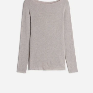 Intimissimi tröja - Beige intimissimi tröja i s/xs. Bara använd ett fåtal gånger och har inga skador. Nypris 489. Pris diskuterbart