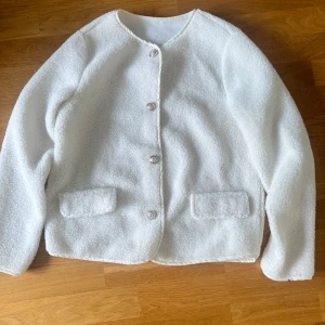 Tröja - Köpt på vinted, står inte vart den är ifrån eller storlek men passar nog XS. Säljer pga att den är för liten