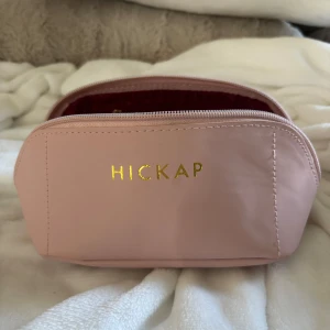 neseccär Hickap  - liten neseccär från Hickap, perfekt för smink och hudvård. 🩷