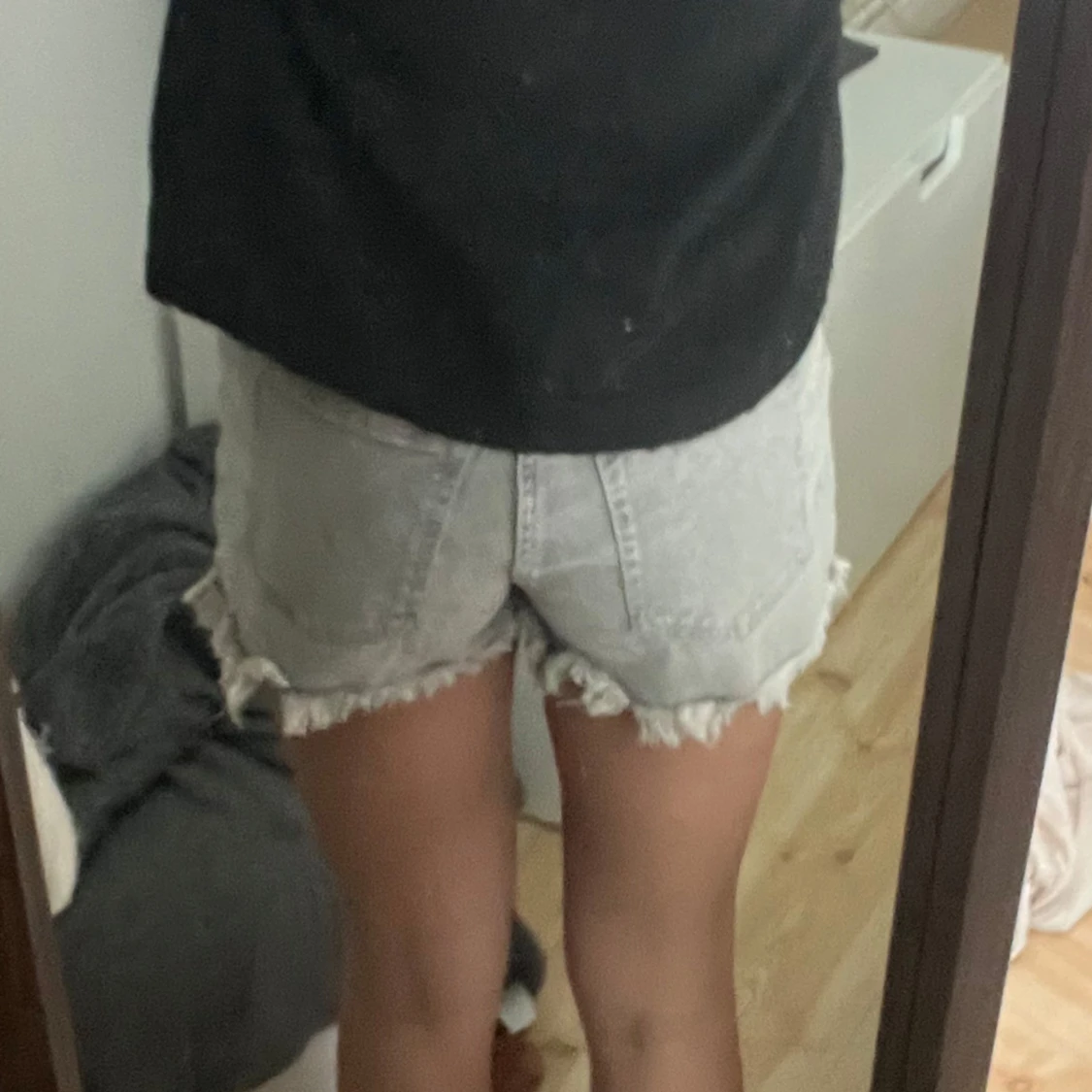 Grå jeansshorts med fransad kant - 1