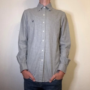 Grå Ralph Lauren skjorta herr slim fit S, Small - Säljer nu en riktigt snygg grå Ralph Lauren skjorta | strl S, slim fit | modellen är ca 171cm och 56kg | skick 9/10, använd några enstaka gånger | skriv vid frågor! //HLselling