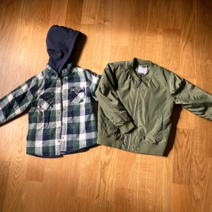 Rutig jacka med huva från Polarn O. Pyret & Bomberjacka från Lindex - Snygg rutig jacka i grönt, blått och vitt från Polarn O. Pyret. POP jackan är fodrad med mjukt material på insidan. Bomberjacka knappt använt, nyskick! 