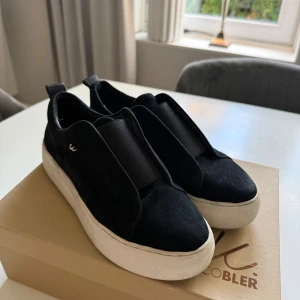 Svarta sneakers från k cobler med plattform strl 36 - Svarta k cobler