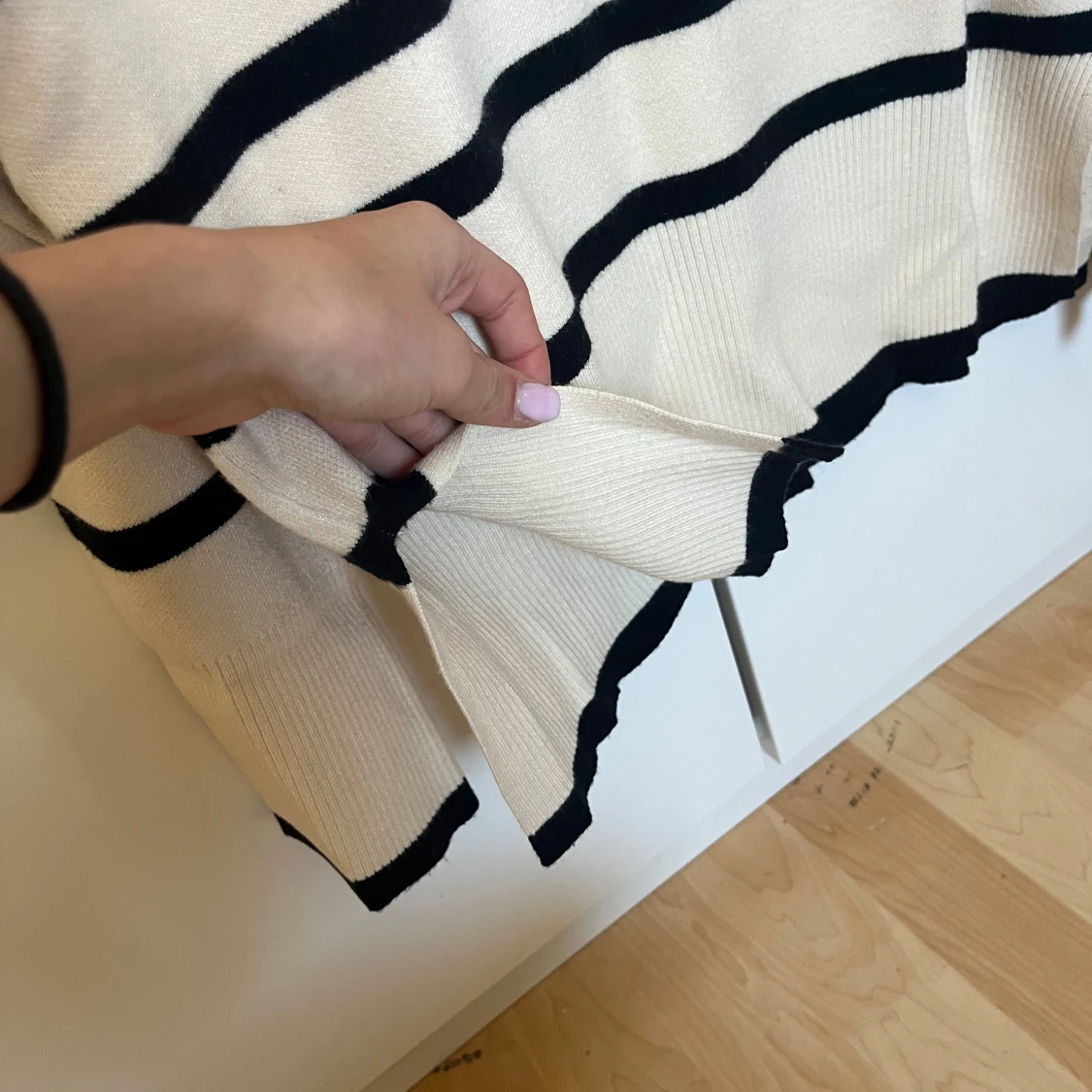 Beige och svart randig stickad tröja - 1