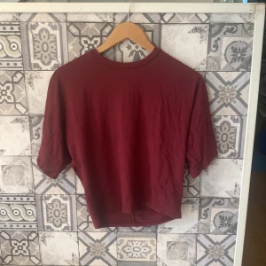 Vinröd t-shirt från 157, storlek M - Säljer nu min vinröda T-shirt från Lager157 i storlek M då den inte kommer till användning. T-shirten är insydd i midjan och kostar 150kr nypris.🌸🌸