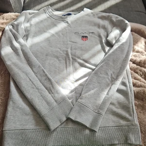 Grå sweatshirt från GANT - Säljer en stilren grå sweatshirt från gant.