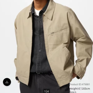 Uniqlo jacka - Beige zip up blouson från Uniqlo. Den är helt ny med prislappen kvar(: 