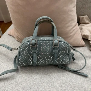 Handväska  - Handväska från Zara som inte säljs längre. Använd fåtal gånger och superbra skick! Skriv för fler bilder🥰