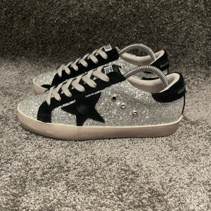  Golden Goose Skor - ‼️VI TAR EJ BYTEN‼️Golden Goose ”Superstar” sneakers | Skick: 9/10 | Storlek 38 sitter större 38,5-39 | ingår skopåse & skobox. | Fraktar inom 24H efter köp på köparens bekostnad 📦💨 | Hör av dig vid minsta fråga eller fundering 💭