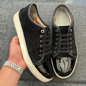 Lanvin - Säljer dessa sjuukt feta lanvin patent cap toe i bra skick! | uk7 motsvarar 41-42 | självklart äkta! | skick : 8,5+/10! Bytta innersulor! | dustbag ingår vid köp! Hör av dig vid minsta fundering! Postar samma dag som köp🤩