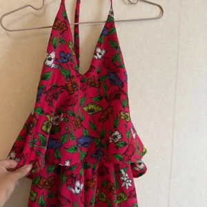 Blommig jumpsuit  från Zara - Aldrig använd med tags! 