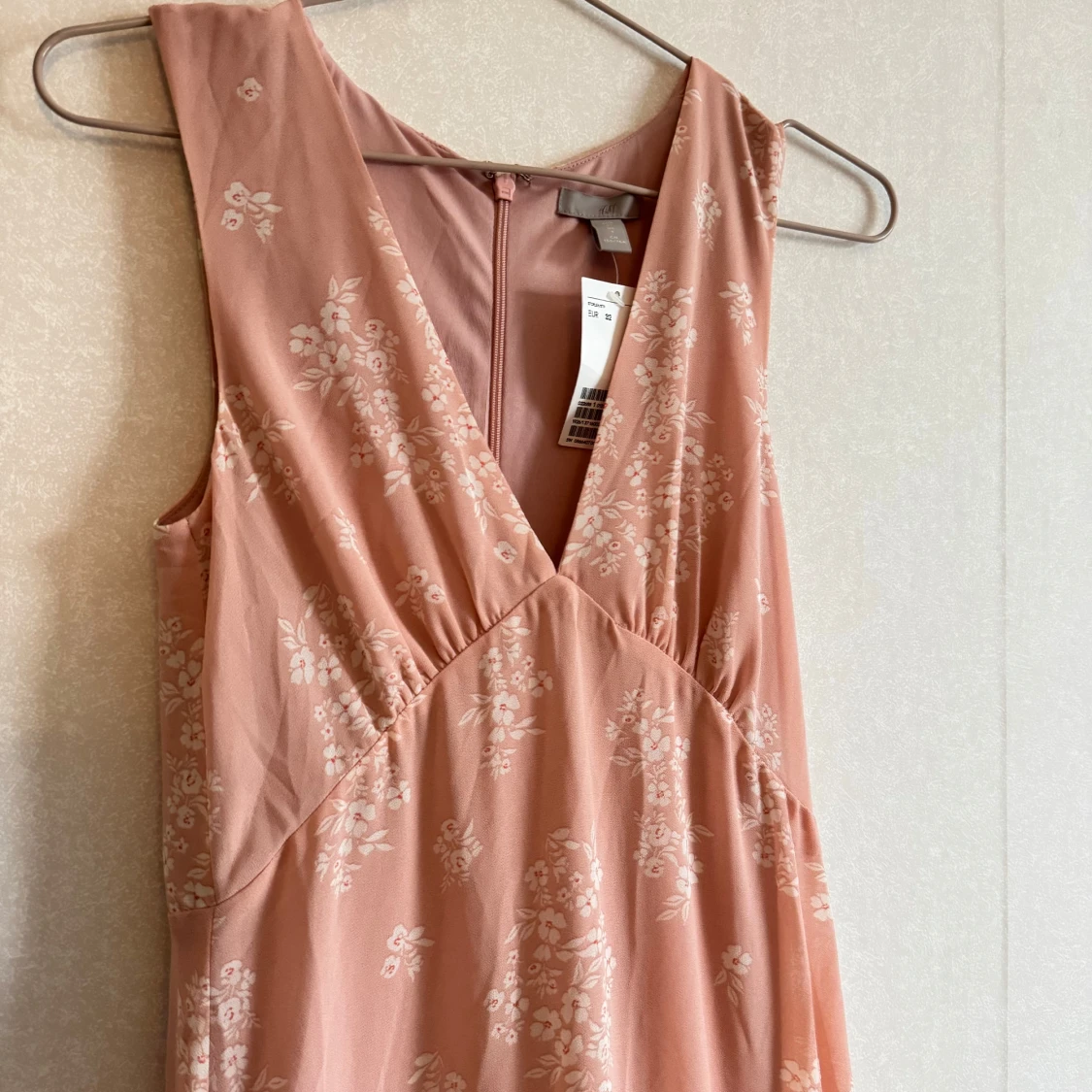 Ljusrosa långklänning med blommigt mönster - 1