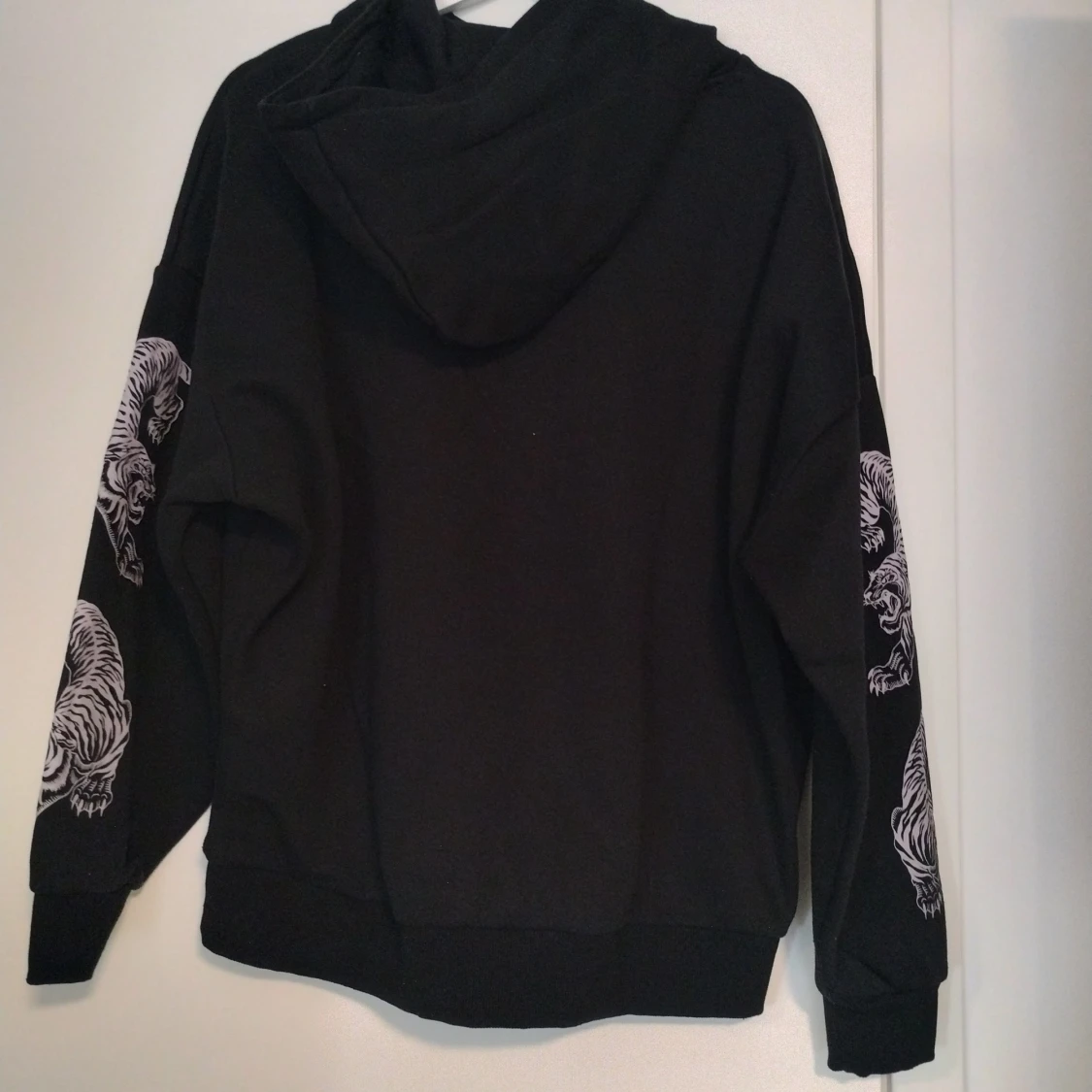 Svart hoodie med tigertryck från FB Sister - 1