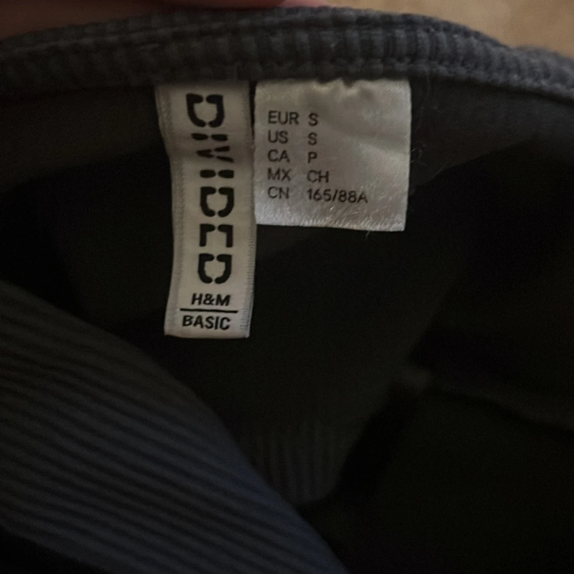 Svart ribbad linnetopp från H&M Divided - 2