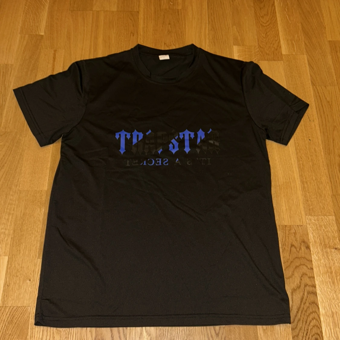 Svart t-shirt Trapstar med blått tryck - 1